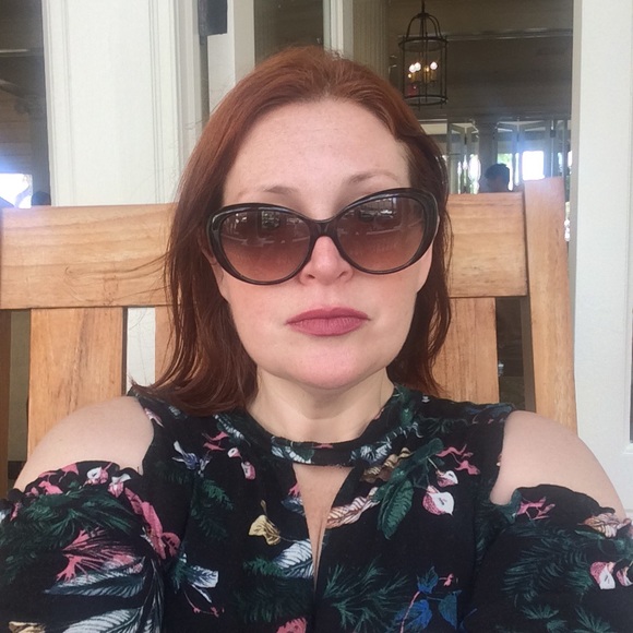 Meet your Posher, Theresa 🎉POSH AMBASSADOR 🎉 - Picture 3 of 8